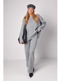 Жіночий костюм oversize у рубчик зі штанами палаццо - сірий
