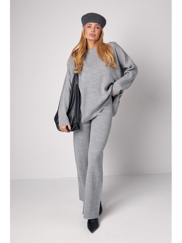 Жіночий костюм oversize у рубчик зі штанами палаццо - сірий