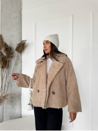 Жіноча коротка шуба з букле бежевого кольору 29805