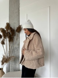 Жіноча коротка шуба з букле бежевого кольору 29805