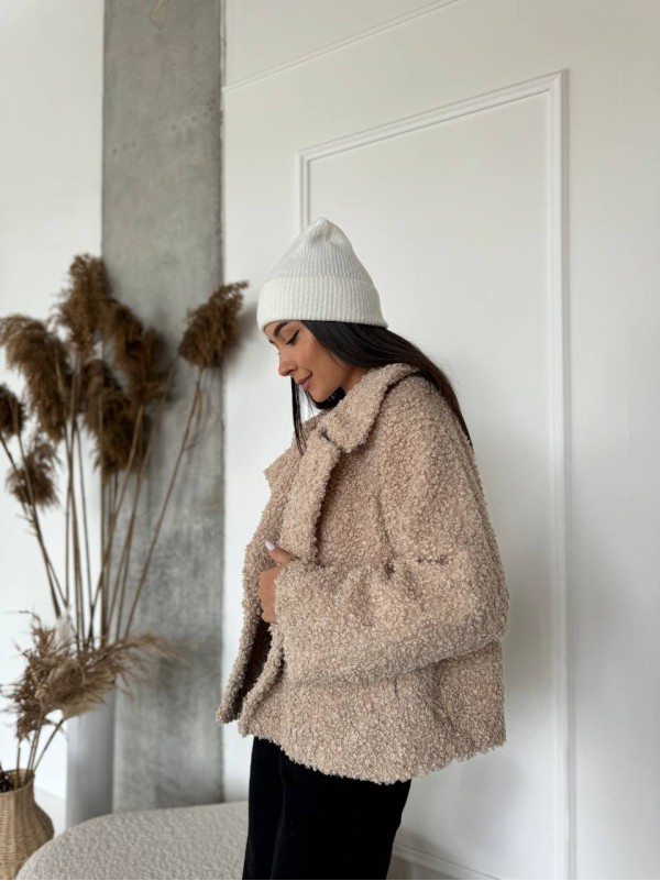 Жіноча коротка шуба з букле бежевого кольору 29805