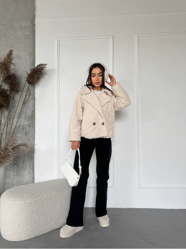 Жіноча коротка шуба з букле молочного кольору 29806