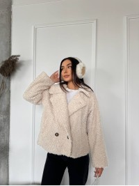 Жіноча коротка шуба з букле молочного кольору 29806
