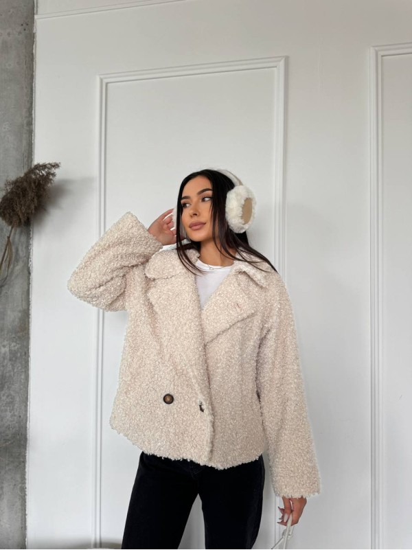 Жіноча коротка шуба з букле молочного кольору 29806