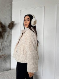 Жіноча коротка шуба з букле молочного кольору 29806