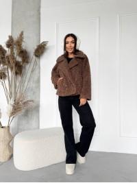 Жіноча коротка шуба з букле коричневого кольору 29808