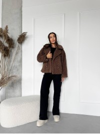 Жіноча коротка шуба з букле коричневого кольору 29808