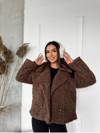 Жіноча коротка шуба з букле коричневого кольору 29808