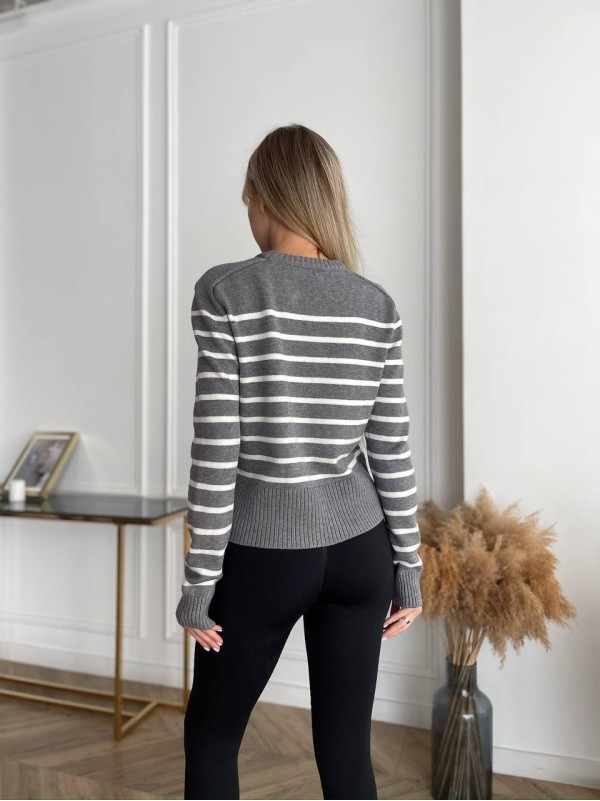 Жіночий короткий светр у смужку сірого кольору 29866