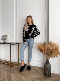 Жіночий короткий светр у смужку чорного кольору 29867