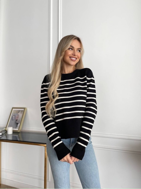 Жіночий короткий светр у смужку чорного кольору 29867