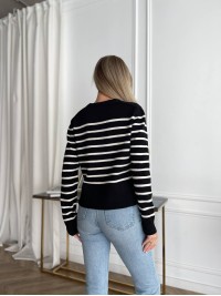 Жіночий короткий светр у смужку чорного кольору 29867