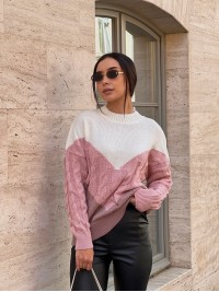 В'язаний жіночий светр з горлом пудрового кольору 29889