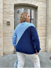 В'язаний жіночий светр синього кольору 29900