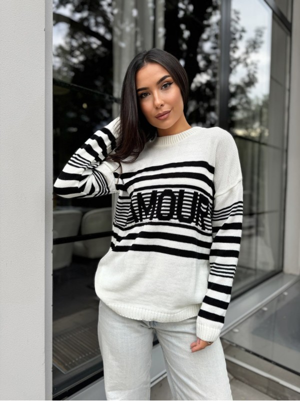 Подовжений жіночий светр із написом молочного кольору 29904