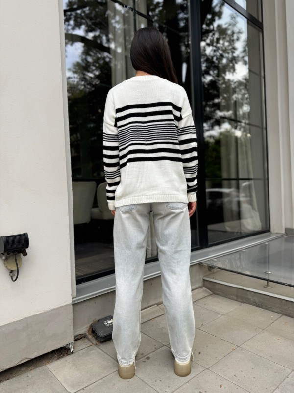 Подовжений жіночий светр із написом молочного кольору 29904