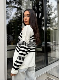 Подовжений жіночий светр із написом молочного кольору 29904