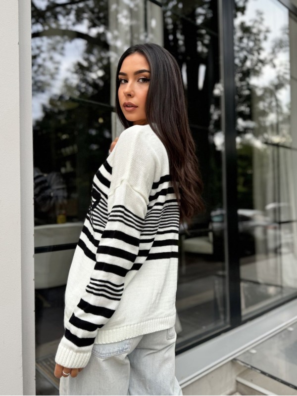 Подовжений жіночий светр із написом молочного кольору 29904