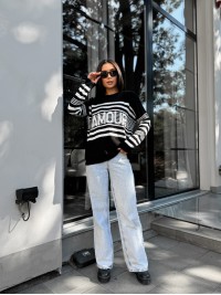 Подовжений жіночий светр із написом чорного кольору 29905