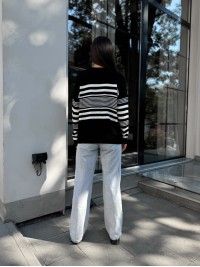 Подовжений жіночий светр із написом чорного кольору 29905