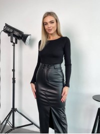 Жіноча спідниця з розрізом із еко-шкіри на флісі чорного кольору 29907