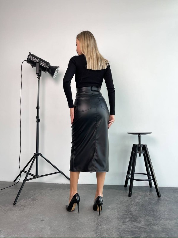 Жіноча спідниця з розрізом із еко-шкіри на флісі чорного кольору 29907