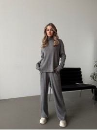 Жіночий в'язаний костюм сiрого кольору 29952