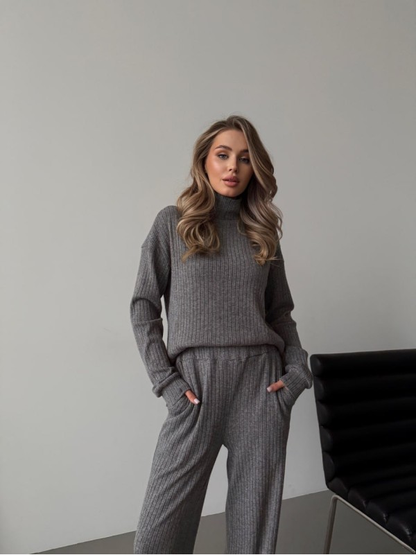 Жіночий в'язаний костюм сiрого кольору 29952