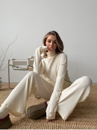 Жіночий в'язаний костюм молочного кольору 29953