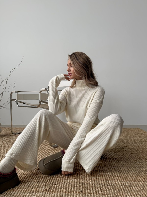 Жіночий в'язаний костюм молочного кольору 29953