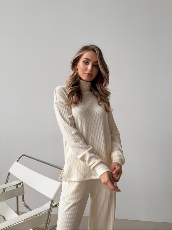 Жіночий в'язаний костюм молочного кольору 29953