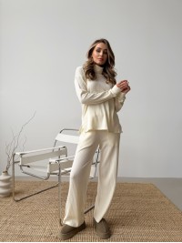 Жіночий в'язаний костюм молочного кольору 29953