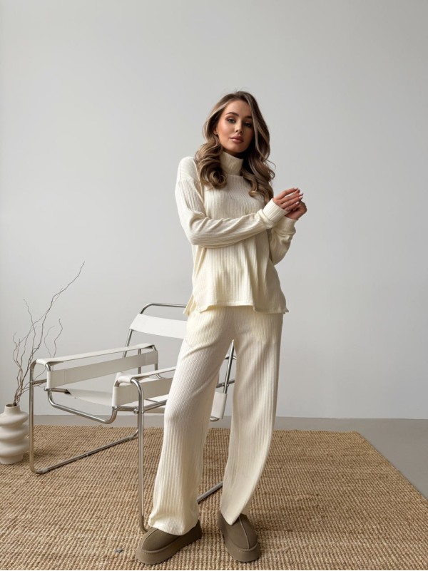 Жіночий в'язаний костюм молочного кольору 29953