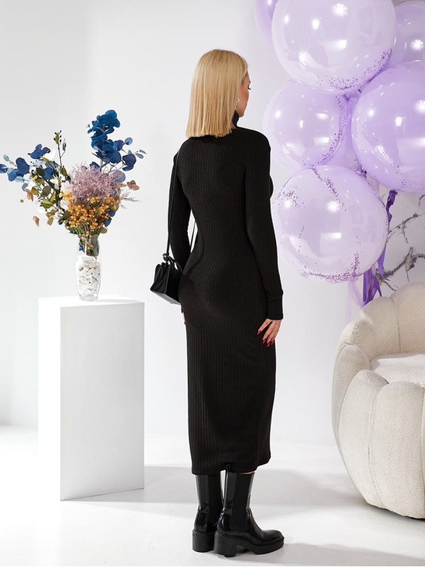 Довга сукня з коміром-стійкою чорного кольору 29996