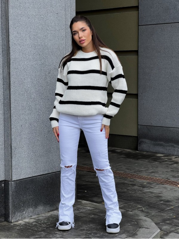 В'язаний жіночий светр у смужку бiлого кольору 30068