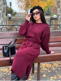 Тепла сукня з поясом бордового кольору 30082
