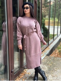 Тепла сукня з поясом пудрового кольору 30085