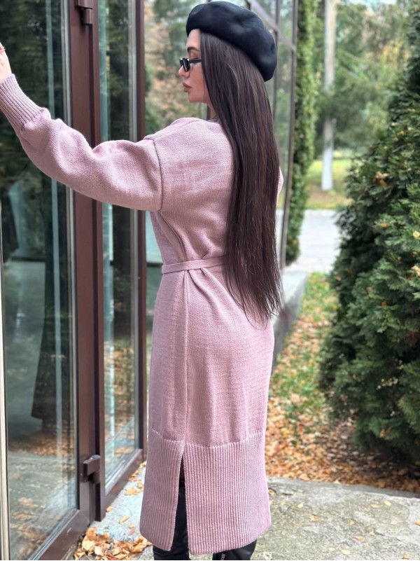 Тепла сукня з поясом пудрового кольору 30085