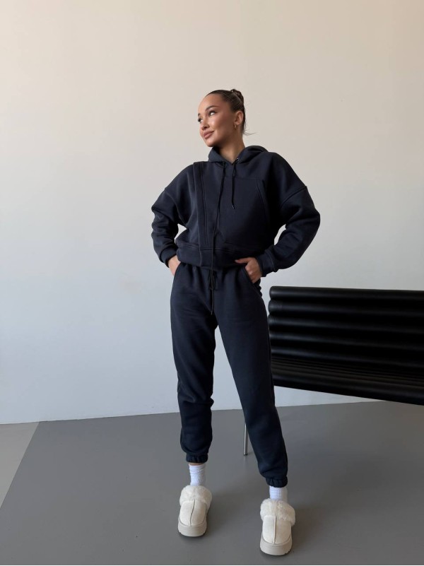 Жіночий спортивний костюм на флісі графітового кольору 30106