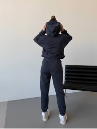 Жіночий спортивний костюм на флісі графітового кольору 30106