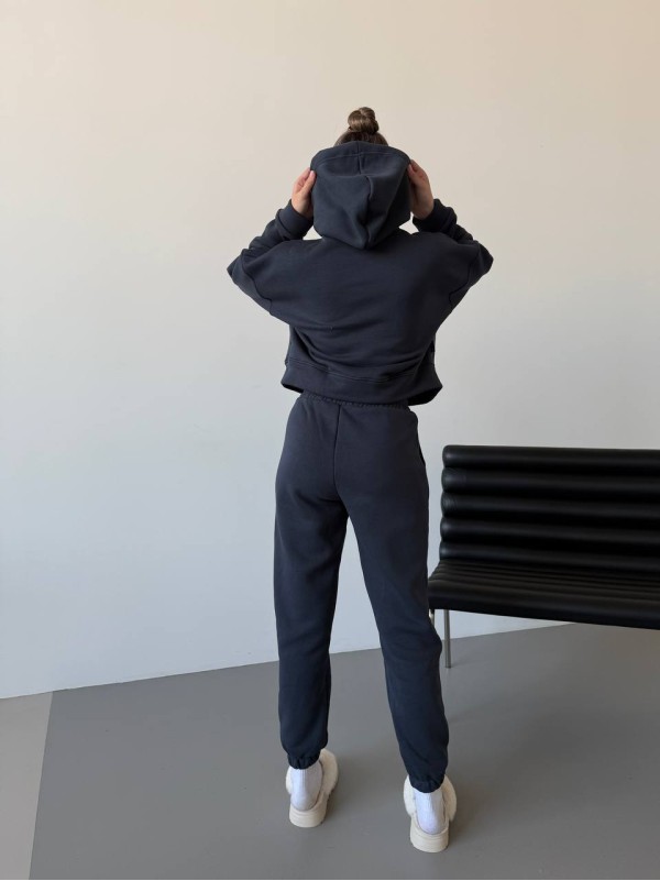 Жіночий спортивний костюм на флісі графітового кольору 30106