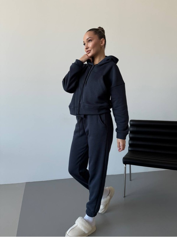 Жіночий спортивний костюм на флісі графітового кольору 30106