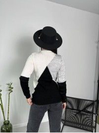 Жіночий вовняний светр молочно-чорного кольору 30175