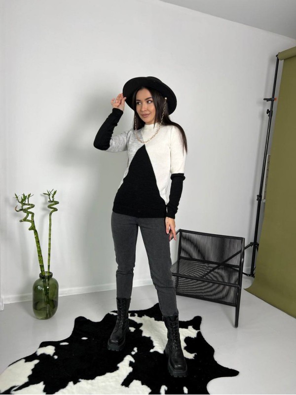 Жіночий вовняний светр молочно-чорного кольору 30175