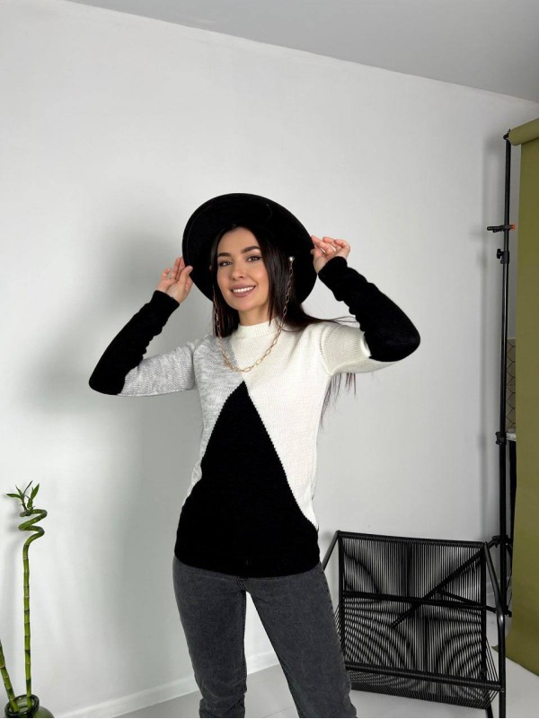 Жіночий вовняний светр молочно-чорного кольору 30175