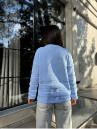 Жіночий базовий светр блакитного кольору 30181