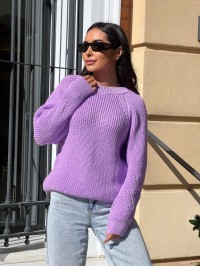 Жіночий однотонний светр бузкового кольору 30199