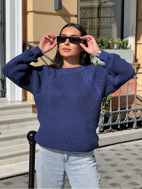 Жіночий однотонний светр синього кольору 30200