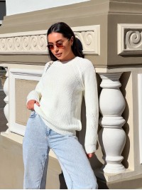 Жіночий однотонний светр молочного кольору 30202