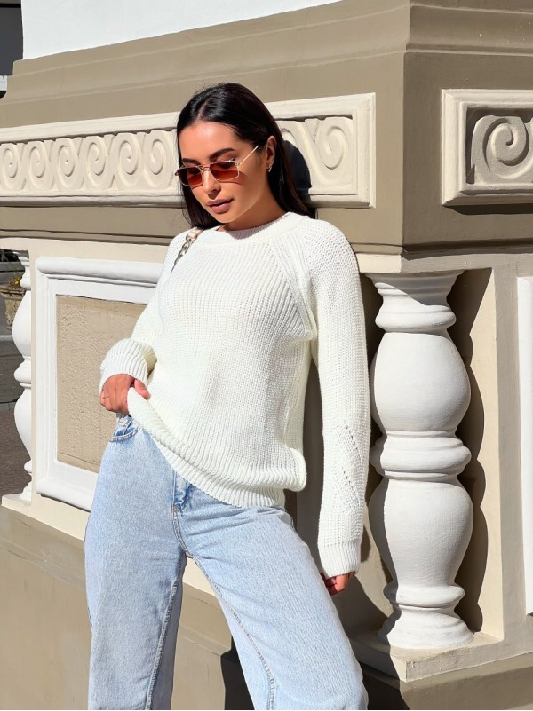 Жіночий однотонний светр молочного кольору 30202